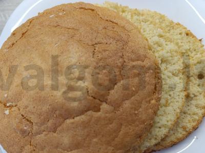 Biskvitinis tortas su grietine ir abrikosų uogiene Žingsnis 4