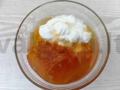 Biskvitinis tortas su grietine ir abrikosų uogiene Žingsnis 5