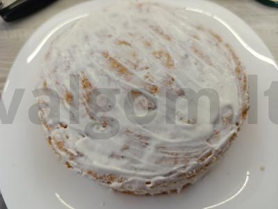 Biskvitinis tortas su grietine ir abrikosų uogiene pagrindine nuotrauka