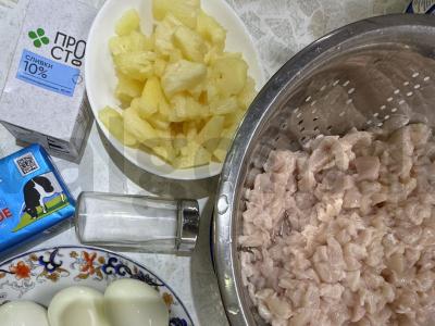 Salotas su ananasais ir vištienos krūtinėle Žingsnis 1