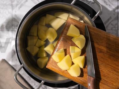 Bulvių zrazai su menkės kepenimis Žingsnis 1