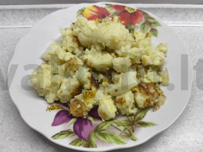 Žiedinė kopūstai česnakinėje tešloje pagrindine nuotrauka