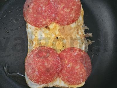 Karštas sumuštinis su kiaušiniu ir dešra Žingsnis 5