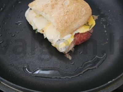 Karštas sumuštinis su kiaušiniu ir dešra Žingsnis 6