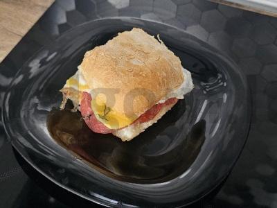 Karštas sumuštinis su kiaušiniu ir dešra Žingsnis 7