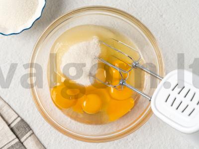 Šarlotė su pienu lėtojoje viryklėje Žingsnis 1