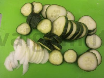 Sūdyti agurkai su svogūnais ir petražolėmis Žingsnis 1