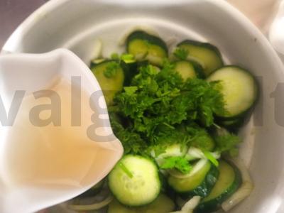 Sūdyti agurkai su svogūnais ir petražolėmis Žingsnis 4