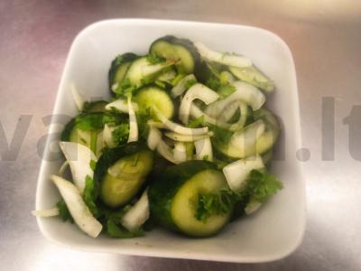 Sūdyti agurkai su svogūnais ir petražolėmis pagrindine nuotrauka