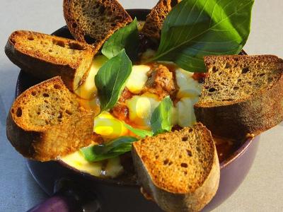 Koldūnai pomidorų padaže su suluguni ir ciabatta pagrindine nuotrauka