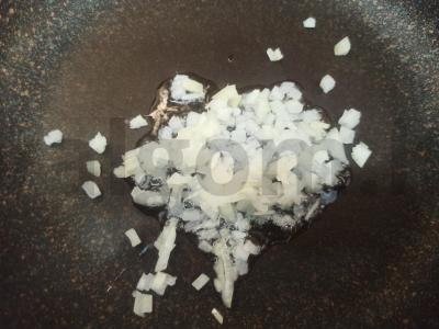 Grietinės ir pomidorų padažas su svogūnais ir ikra Žingsnis 1