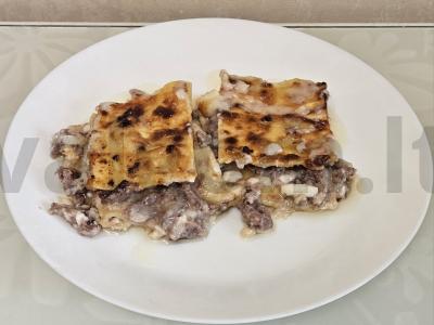 Švelni lazanja su naminiu faršu ir sūrio padažu pagrindine nuotrauka