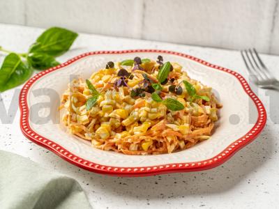 Salotas su rūkytu sūriu-šiaudeliu pagrindine nuotrauka