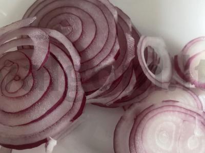 Raudonojo svogūno užkandis Žingsnis 1