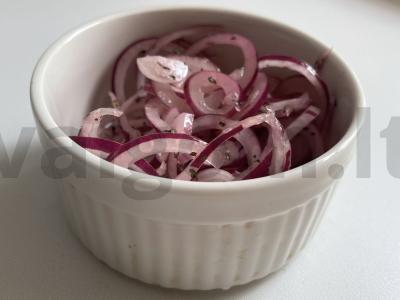 Raudonojo svogūno užkandis pagrindine nuotrauka