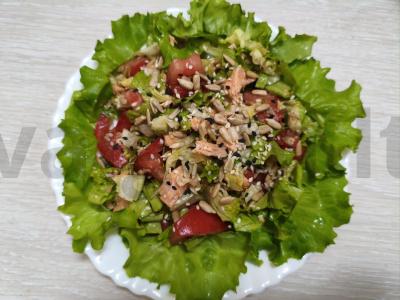 Salotos su upėtakiu, sėklomis ir sezamu pagrindine nuotrauka