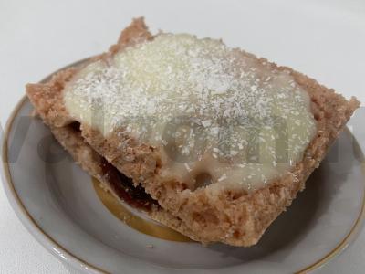 Desertas su braškių uogiene ir kondensuotu pienu pagrindine nuotrauka