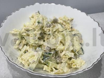 Švelnus salotas su Pekino kopūstu pagrindine nuotrauka