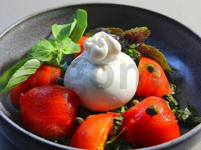 Burrata su pesto ir kaparėliais pagrindine nuotrauka
