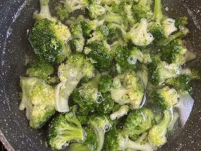 Makaronų lizdai su faršu ir brokolių padažu Žingsnis 3