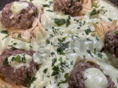 Makaronų lizdai su faršu ir brokolių padažu pagrindine nuotrauka