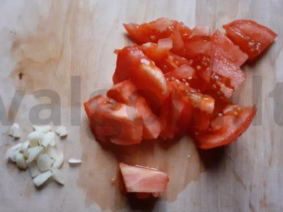 Salotos su pomidorais, kukurūzais ir česnaku Žingsnis 1