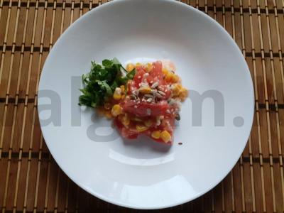 Salotos su pomidorais, kukurūzais ir česnaku pagrindine nuotrauka