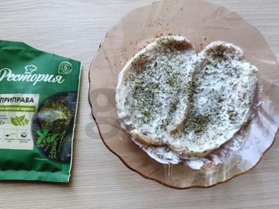 Kiauliena su obuoliu ir paprikomis Žingsnis 1