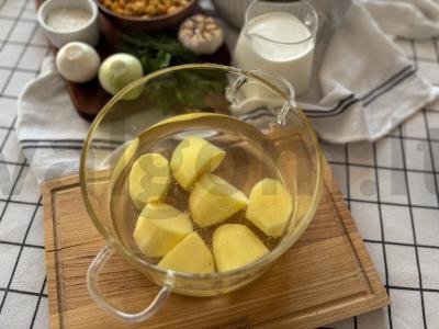 Grybų krem-supas daržovių sultinyje Žingsnis 1