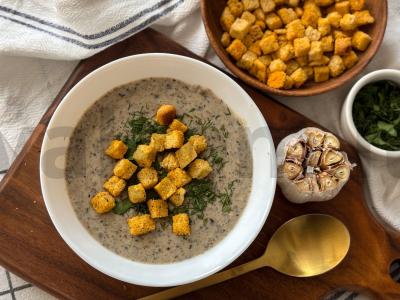 Grybų krem-supas daržovių sultinyje pagrindine nuotrauka