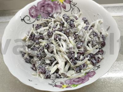 Salotos su granatais ir jautiena vakarienei pagrindine nuotrauka