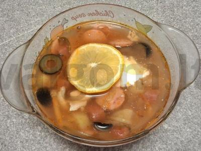 Sultinys su bulvėmis vištienos sultinyje pagrindine nuotrauka