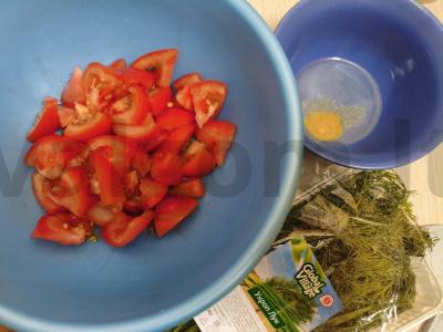 Pomidorų salotas su žolelėmis ir sezamu Žingsnis 2