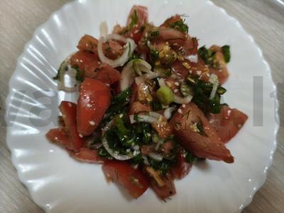 Pomidorų salotas su žolelėmis ir sezamu pagrindine nuotrauka