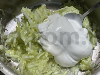 Cukinijų vafliai su žolelėmis Žingsnis 1