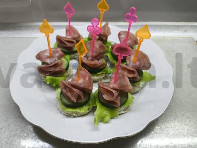 Šventiniai kanapė su dešra pagrindine nuotrauka