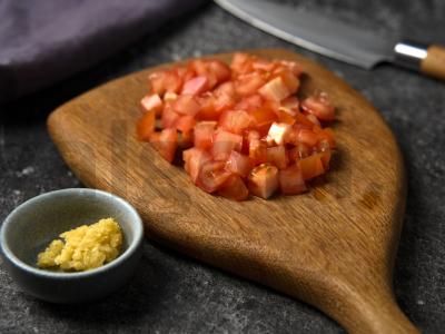 Pomidorų avižinė košė su kiaušiniu Žingsnis 1