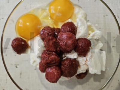 Švelni varškės suflė apkepas su braškėmis Žingsnis 1