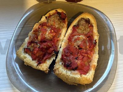 Bagetė su pomidorais ir mėsos kukuliais orkaitėje pagrindine nuotrauka