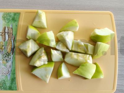 Gaivus vynuogių, bananų ir obuolių kokteilis Žingsnis 1