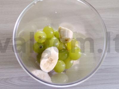 Gaivus vynuogių, bananų ir obuolių kokteilis Žingsnis 2