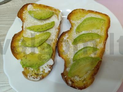 Kiaušinių skrudinta duona su avokadu Žingsnis 4