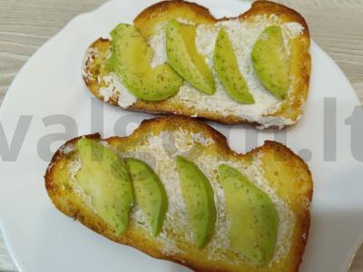 Kiaušinių skrudinta duona su avokadu pagrindine nuotrauka