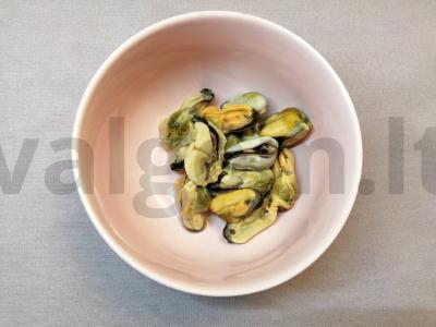 Salotas su midijomis, pomidorais ir imbieru Žingsnis 1