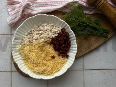 Sūrio rutuliukai su vištienos filė ir džiovintais pomidorais Žingsnis 1