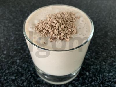 Varškės kokteilis su kefyru, kakava ir šokoladu pagrindine nuotrauka