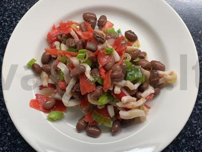 Salotos su pupelėmis, imbieru, kalmarais ir ridikėliais pagrindine nuotrauka