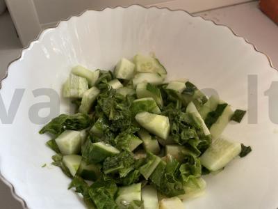 Salotas su agurkais, nektarinais ir rūgštynėmis Žingsnis 5
