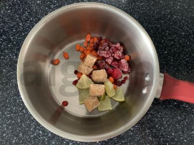 Arbata su avietėmis, spanguolėmis, šaltalankiais ir limonu Žingsnis 1