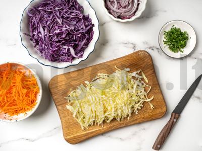 Kopūstų salotas su jogurto padažu Žingsnis 1